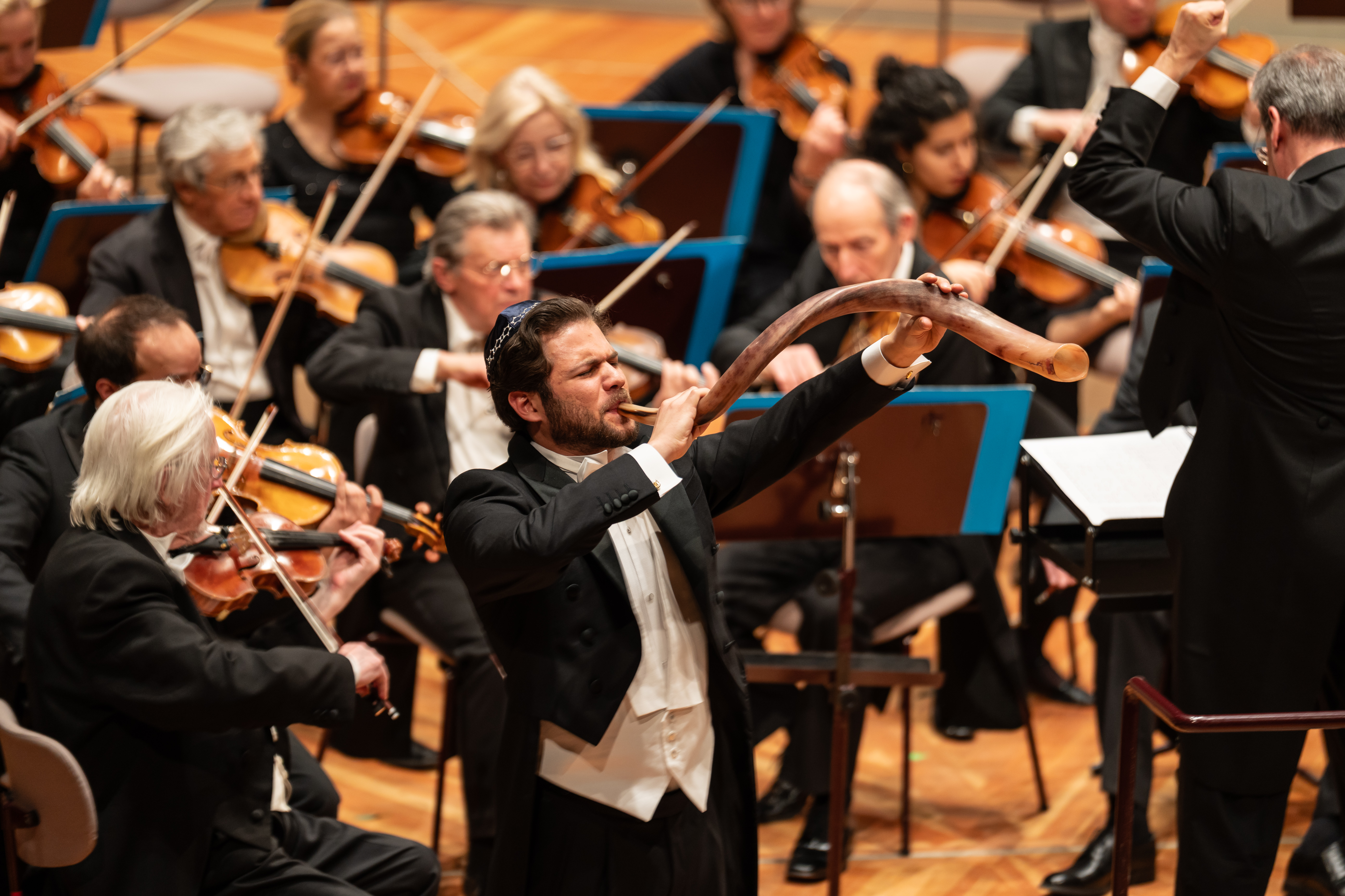 Bar Zemach playing the shofar with the Sinfonie Orchester Berlin at the Philharmonie