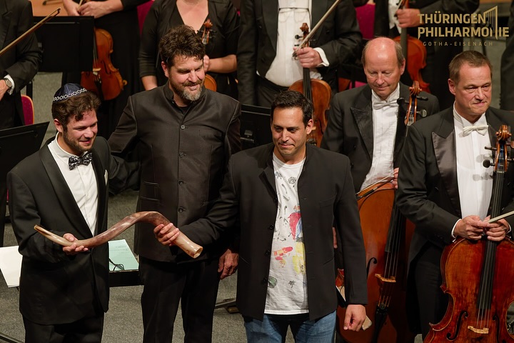 Curtain call after Kriat Shema with the Thüringen Philharmonie